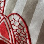 Kırmızı Deniz Kaplumbağası Nakışlı Bej Çizgili Dekoratif Kırlent - Görsel 2